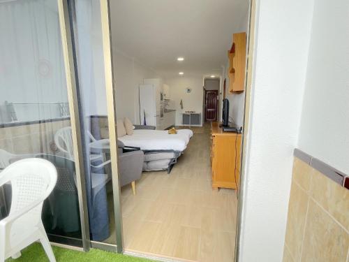 a room with a room with a bed and a kitchen at Agaete Park 609 by Villas Rivero in Playa del Ingles