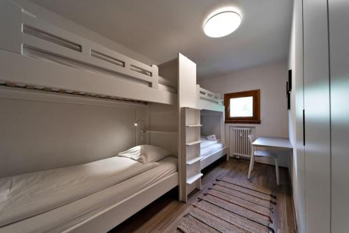 Postel nebo postele na pokoji v ubytování Chesa Silvretta - Celerina