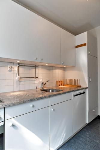 Una cocina o cocineta en Chesa Cuntainta - St. Moritz