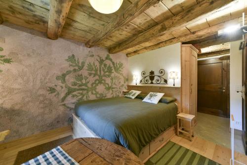 una camera da letto con un letto e un tavolo di Chesa Crasta - Celerina a Celerina