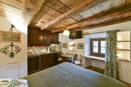 una cucina con un grande tavolo in una stanza di Chesa Crasta - Celerina a Celerina