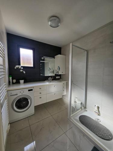 La salle de bains est pourvue d'un lave-linge et d'une douche. dans l'établissement Agréable appartement vue mer à Bandol Piscine, à Bandol