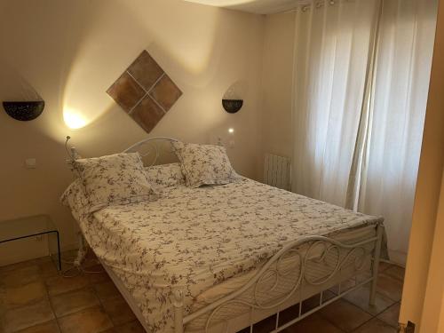 sypialnia z łóżkiem z białą kołdrą w obiekcie 2-room apartment with a magnificent view of the sea, in carqueiranne in the var, 12km from the isles de porquerolles boarding port – 2/4 people w mieście Carqueiranne