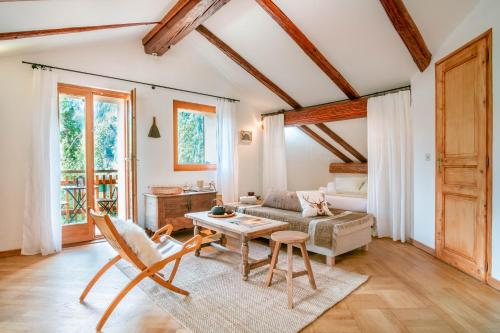 un salon avec un canapé et une table dans l'établissement Le Hameau de Taconnaz - Calme - Charme, aux Houches