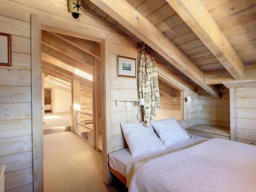 a bedroom in a log cabin with a bed at Astoria 341 in Verbier