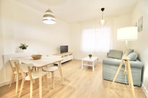 TV a/nebo společenská místnost v ubytování Mediterranean Way - August