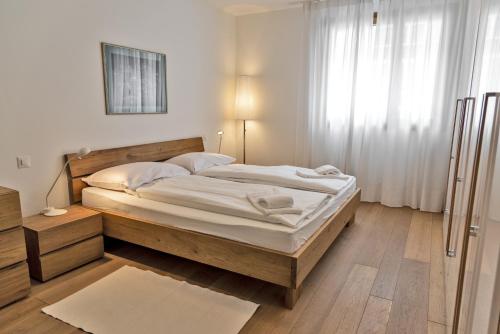Postel nebo postele na pokoji v ubytování Chesa Chalavus - St. Moritz