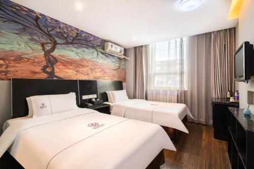 Voodi või voodid majutusasutuse Yihai Cultural Hotel Coffee, fruits, snacks, a gym and a laundry room are provided for free in the lobby toas