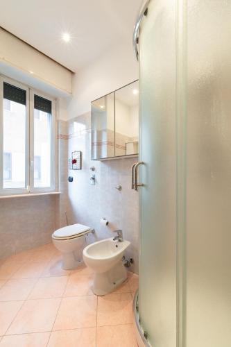 a bathroom with a toilet and a sink at apartaments full comfort belluno in Milan