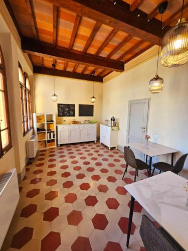 TV a/nebo společenská místnost v ubytování Palazzo delle Erbe