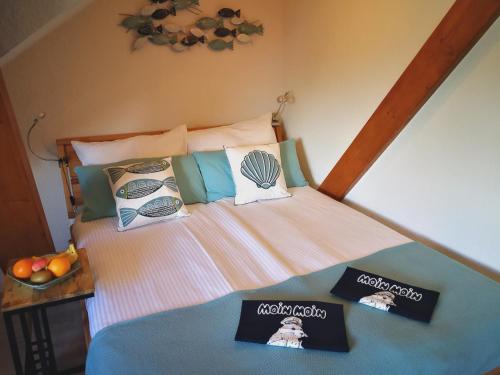 Postel nebo postele na pokoji v ubytování Gästehaus Nord-West 1700 - Doppelzimmer Ozean