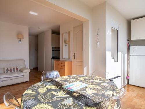 un salon avec une table et un canapé dans l'établissement Les Maldives - E12 - Appt Lumineux 5 pers, au Cap d'Agde