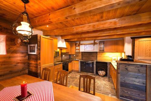 A kitchen or kitchenette at Chalet Steinbock St Martin am Tennengebirge