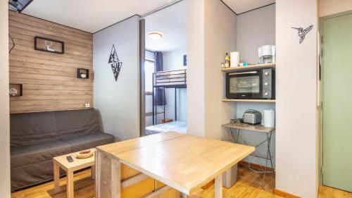un petit salon avec une table et un canapé dans l'établissement V du Bachat - Melezes E13 - 5 pers, à Chamrousse