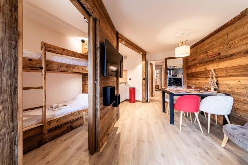 a room with two bunk beds and a table and chairs at L Elinka - Immodreams - Avoriaz in Avoriaz
