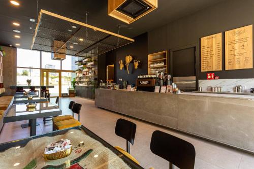 een restaurant met een toonbank en tafels en stoelen bij Intempo by Holuxe - 213 - 21st floor in Benidorm