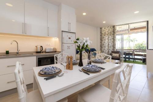 Køkken eller tekøkken på Sea Breeze Frontline Apartment