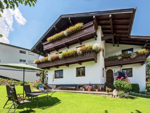 Zahrada ubytování Vintage Apartment in Fügen near Ski Area