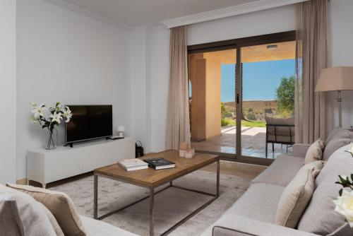 Serene 3-Bedroom with Sea and Sunset Views