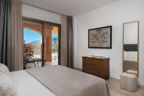 Serene 3-Bedroom with Sea and Sunset Views
