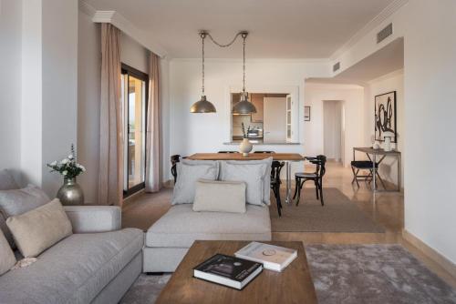 Serene 3-Bedroom with Sea and Sunset Views