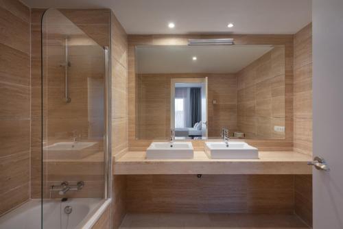 Serene 3-Bedroom with Sea and Sunset Views