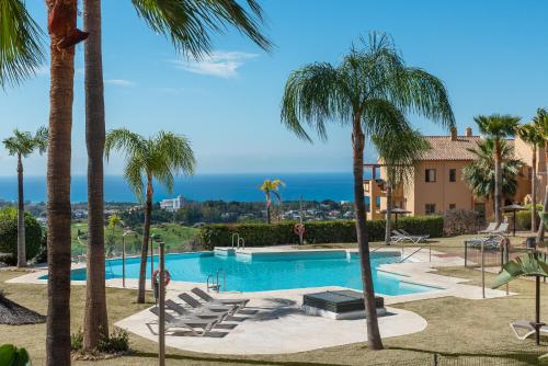 Serene 3-Bedroom with Sea and Sunset Views