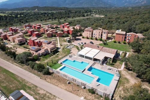 Bazén v ubytovaní Résidence hôtelière les hameaux de saint cyprien appartement 2 chambres alebo v jeho blízkosti