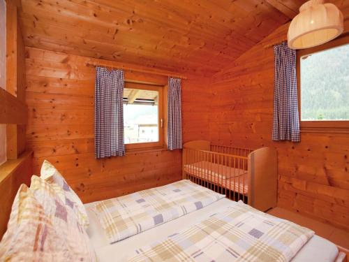 Alluring Apartment with Swimming Pool in Waidring Tyrolにあるベッド