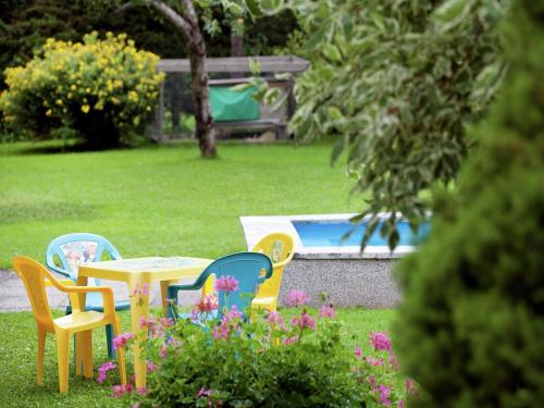 Alluring Apartment with Swimming Pool in Waidring Tyrolにある庭