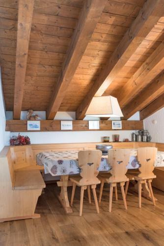 a dining room with a table and some chairs at Chesa Seja - Zuoz in Zuoz