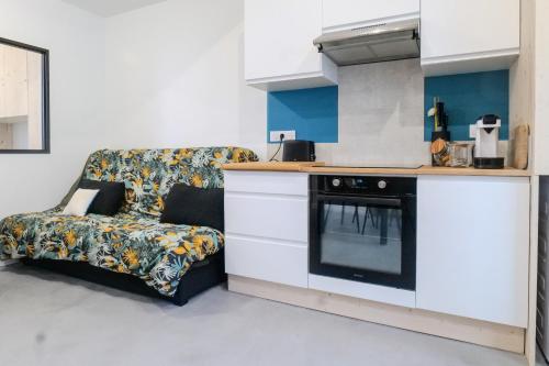 un salon avec un canapé et une cuisine dans l'établissement Maison de pêcheur rénovée quartier La Chaume Les Sables - 4 personnes, à Les Sables-dʼOlonne