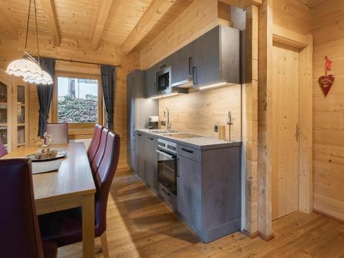 Kuchyň nebo kuchyňský kout v ubytování Chalets Almdorf Zillertal, Fügen
