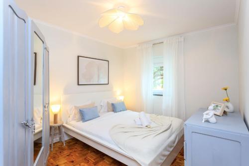 a white bed in a room with a window at BeGuest Retiro da Vila - 15min walk from the center - in Abuxarda