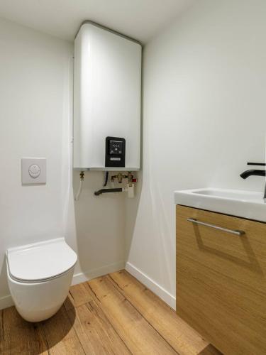 une salle de bain avec toilettes et lavabo dans l'établissement Cocon au cœur du Vieux Nice, à Nice