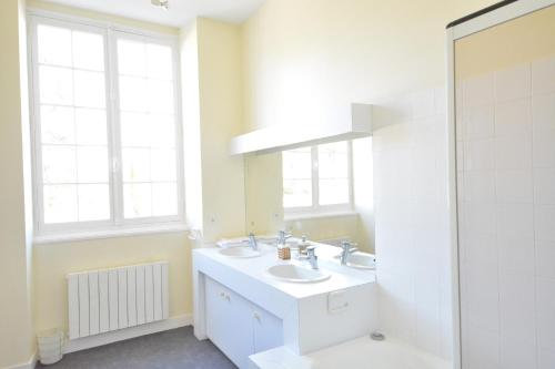 a bathroom with a sink and a mirror at Domaine de Gorre in Martillac