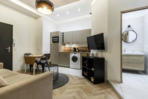 un salon avec un canapé et une salle à manger dans l'établissement Joli 2 pièces au port de Nice, à Nice