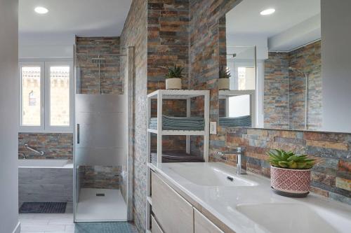 a kitchen with a sink and a refrigerator and a mirror at EARRA - Casa Fabiola, centro y a 2 min de la playa in Zarautz