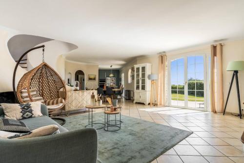 Photo de la galerie de l'établissement Charming provençal family house with swimming pool, à Antibes