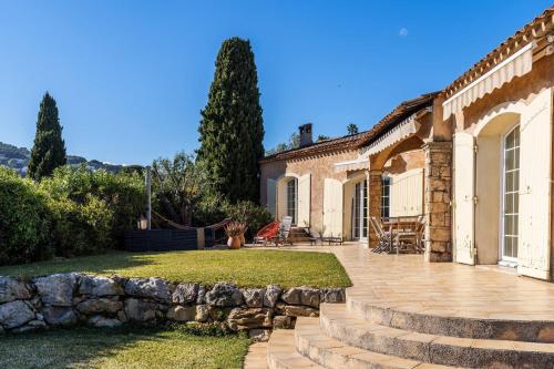 Photo de la galerie de l'établissement Charming provençal family house with swimming pool, à Antibes