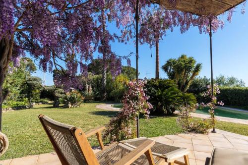 Photo de la galerie de l'établissement Charming provençal family house with swimming pool, à Antibes