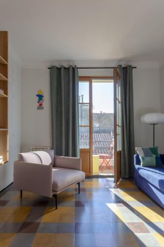 - un salon avec un canapé, un lit et une fenêtre dans l'établissement Melodie mediterranee - Premiere conciergerie, à Montpellier