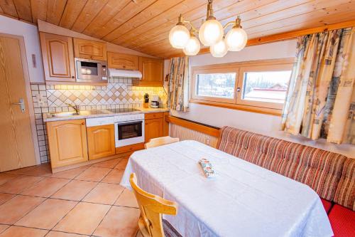 Kuchyňa alebo kuchynka v ubytovaní Bergidyll 12 by Alpenidyll Apartments