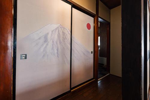 a painting of a mountain on the side of a wall at 小グループ専門貸切一軒家 パーティーOK観光スポット徒歩圏内 小諸駅歩2分揚羽屋 Specializing in small groups, Party OK, Walking to tourist spots, Vacation Rental House 2 min from Komoro sta in Komoro