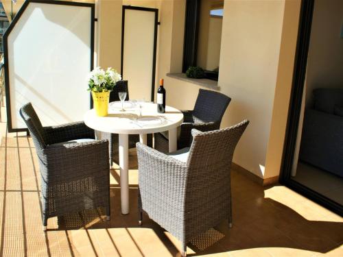 Precioso piso en Roses con piscina y parking AV-18