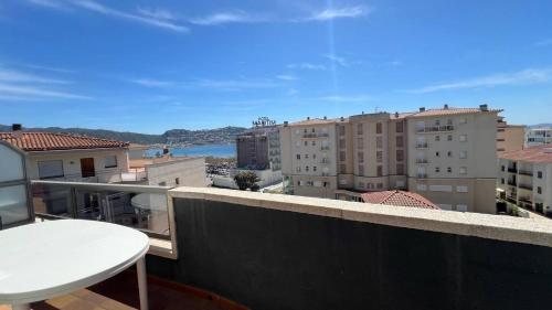 Bonito dúplex con vista mar y aparcamiento AV-02