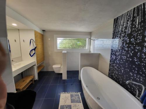 Koupelna v ubytování Villa Alco en Roses con vistas preciosas del mar AV-68