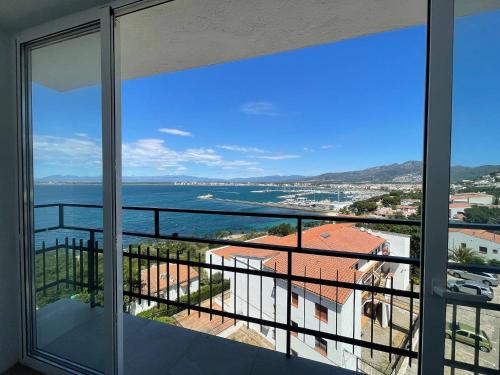 Precioso apartamento con vistas espectaculares de la Bahia Roses AV-48
