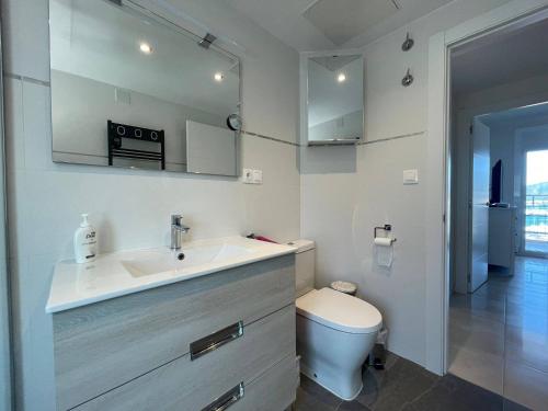 ห้องน้ำของ Precioso apartamento con vistas espectaculares de la Bahia Roses AV-48