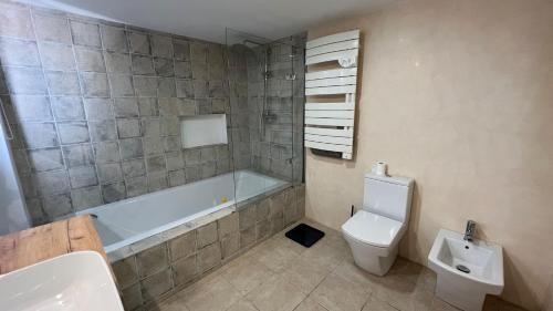 Kúpeľňa v ubytovaní Preciosa Casa en Roses con Vistas al Pueblo y al mar AV-33
